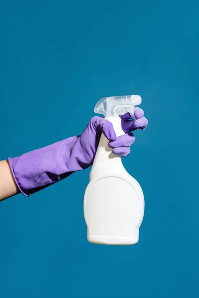 Szoros Kép Kéz Visel Kesztyű Tisztító Spray Elszigetelt Kék Fal — Stock Fotó