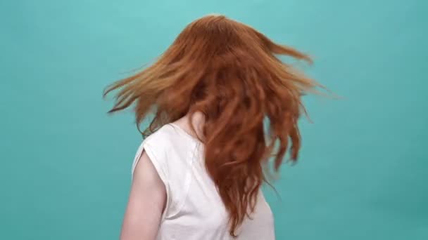 Mujer Jengibre Feliz Camiseta Jugando Con Pelo Mirando Cámara Sobre — Vídeos de Stock