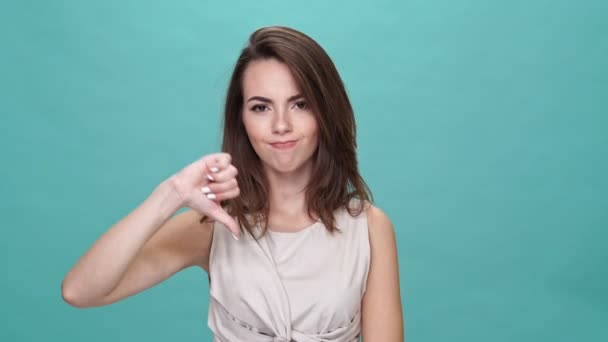 Mujer Morena Disgustada Camiseta Mostrando Pulgar Hacia Abajo Mirando Cámara — Vídeos de Stock