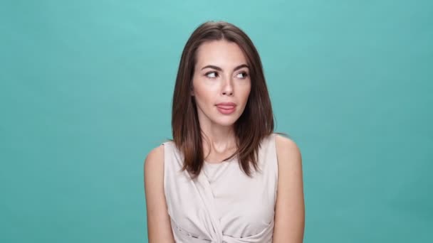 Schoonheid Brunette Vrouw Shirt Likt Bijt Haar Lippen Terwijl Kijken — Stockvideo