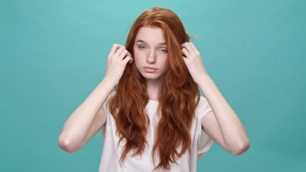 Tişörtlü Güzel Kızıl Kadın Turkuaz Arka Planda Kameraya Bakarken Makyajını — Stok video