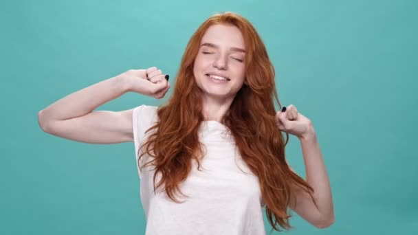 Gelangweilt Lächelnde Ingwerfrau Shirt Die Sich Streckt Und Vor Türkisfarbenem — Stockvideo