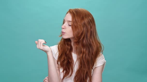 Zorgeloze Gember Vrouw Shirt Zoek Naar Haar Manicure Turquoise Achtergrond — Stockvideo