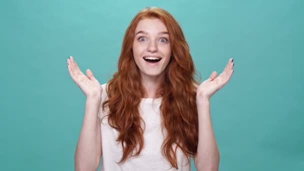 Mujer Jengibre Feliz Camiseta Que Cubre Cara Regocija Después Eso — Vídeo de stock