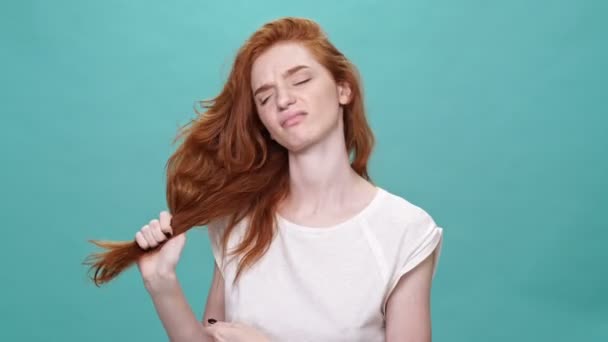 Імбирна Жінка Футболці Хоче Відрізати Волосся Бірюзовому Фоні — стокове відео