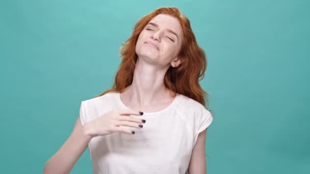 Sconvolto Zenzero Donna Shirt Sensazione Caldo Sfondo Turchese — Video Stock