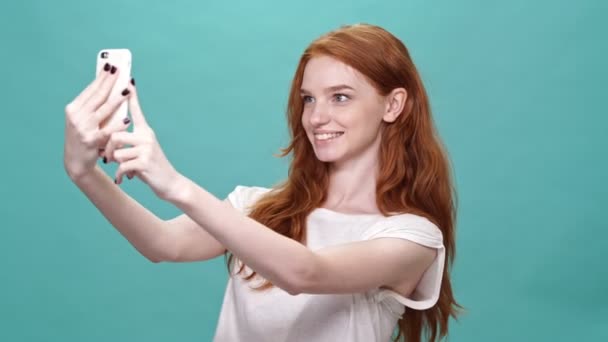 Mujer Jengibre Feliz Camiseta Haciendo Selfie Teléfono Inteligente Mostrando Muchos — Vídeos de Stock