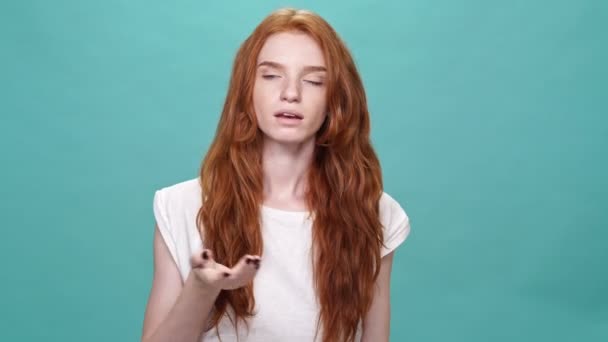 Verward Gember Vrouw Shirt Ruzie Met Iemand Turquoise Achtergrond — Stockvideo