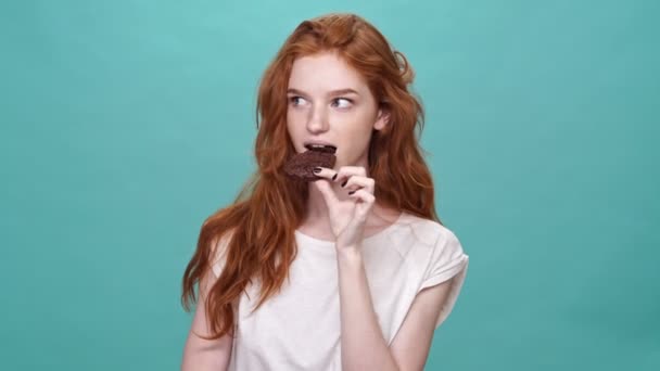 Mulher Gengibre Agradável Shirt Comer Biscoito Olhando Para Câmera Sobre — Vídeo de Stock