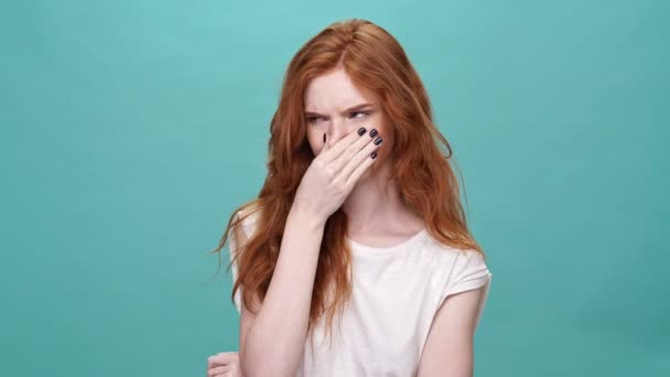 Jolie Gingembre Femme Shirt Couvrant Son Nez Cause Fond Turquoise — Video