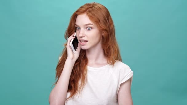 Mulher Gengibre Sorridente Shirt Falando Pelo Smartphone Enquanto Alguém Está — Vídeo de Stock