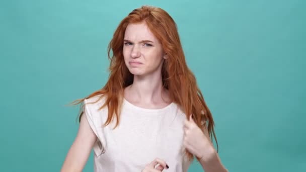 Junge Ingwerfrau Shirt Verdeckt Ihr Gesicht Weil Sie Mit Ihrem — Stockvideo