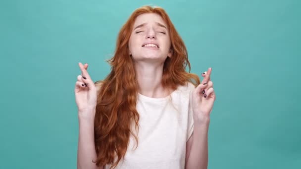 Jonge Gember Vrouw Shirt Bidden Met Gekruiste Vingers Boos Dat — Stockvideo