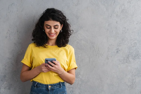 Menina Morena Bonita Feliz Sorrindo Usar Telefone Celular Isolado Sobre — Fotografia de Stock