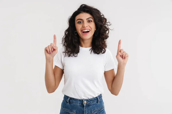 Gioioso Bella Ragazza Bruna Sorridente Puntando Dito Verso Alto Isolato — Foto Stock