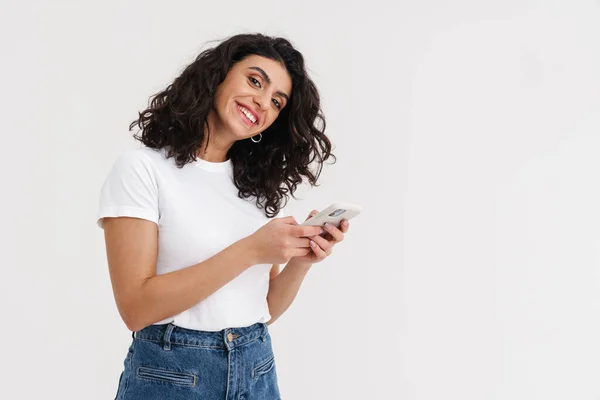 Menina Morena Alegre Sorrindo Usando Telefone Celular Isolado Sobre Fundo — Fotografia de Stock