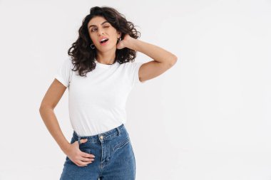 Güzel esmer bir kızın beyaz arka planda izole edilmiş bir şekilde göz kırptığını düşünmek.