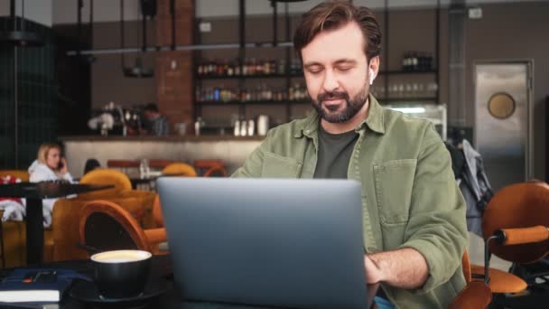 Hombre Guapo Está Usando Portátil Mientras Está Sentado Café — Vídeo de stock