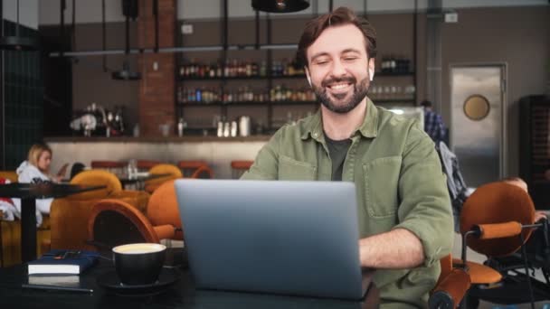 Hombre Positivo Está Utilizando Computadora Portátil Mientras Habla Con Conexión — Vídeo de stock