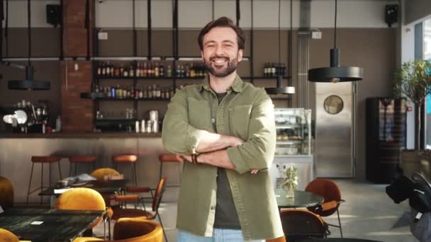 Ένας Όμορφος Άντρας Στέκεται Αυτοπεποίθηση Μέσα Στο Καφέ — Αρχείο Βίντεο