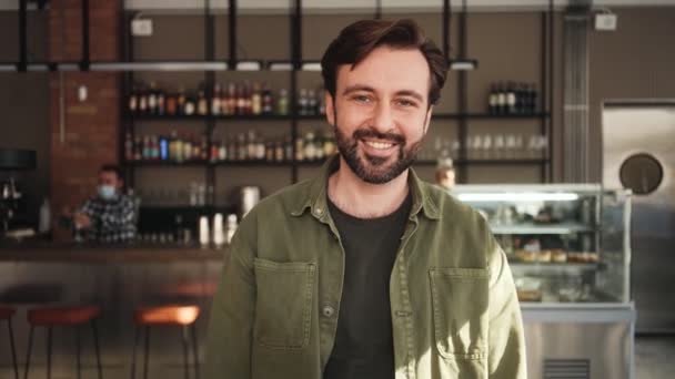 Hombre Confiado Está Posando Pie Dentro Del Café — Vídeos de Stock