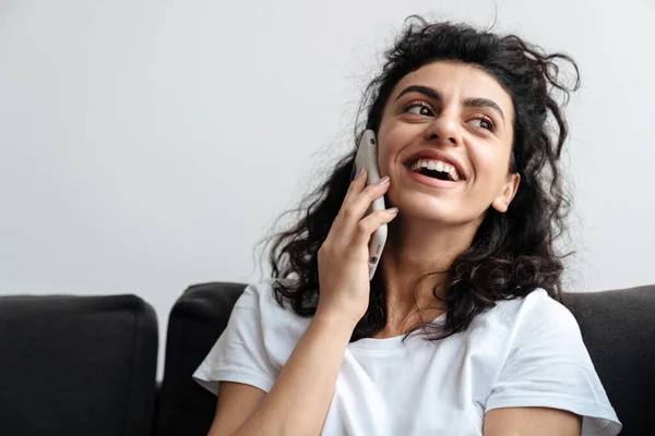 Ευτυχισμένη Νεαρή Γυναίκα Μιλάει Στο Κινητό Τηλέφωνο Ενώ Κάθεται Στον — Φωτογραφία Αρχείου