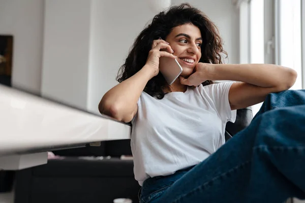 Smiling Brunette Woman Talking Mobile Phone While Sitting Home — Stock Photo, Image