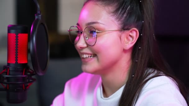 Μια Κοντινή Προβολή Ενός Ευτυχισμένου Gamer Κορίτσι Φορώντας Γυαλιά Ηλίου — Αρχείο Βίντεο