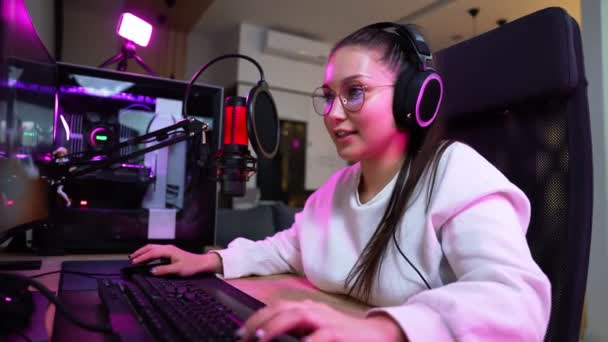 Гарний Дівчина Геймер Окулярах Транслює Онлайн Відеоігри Професійному Потужному Комп — стокове відео