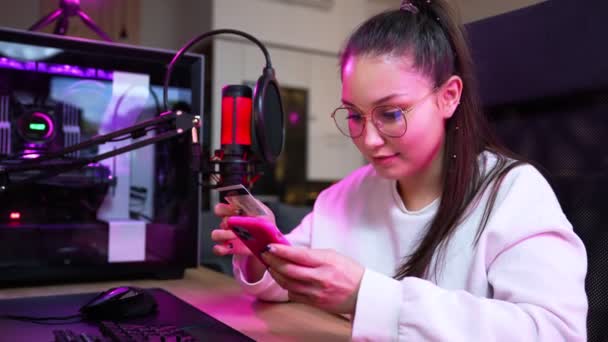 Una Hermosa Chica Gamer Con Anteojos Está Utilizando Teléfono Inteligente — Vídeo de stock