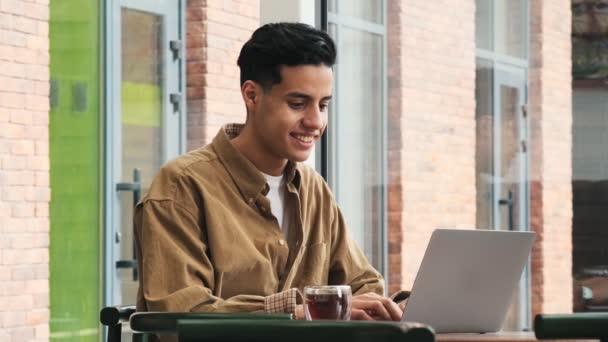 Ein Hübscher Arabischer Mann Sitzt Mit Seinem Laptop Café Draußen — Stockvideo