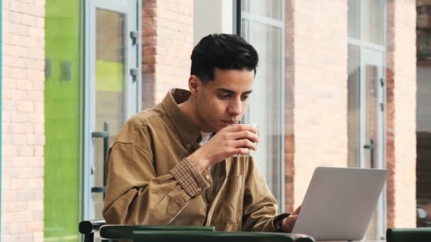 Hombre Árabe Guapo Está Trabajando Con Portátil Sentado Café Afuera — Vídeos de Stock