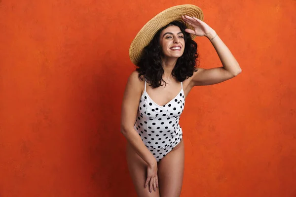 Freudige Schöne Frau Badeanzug Lächelt Während Sie Isoliert Auf Orangefarbenem — Stockfoto