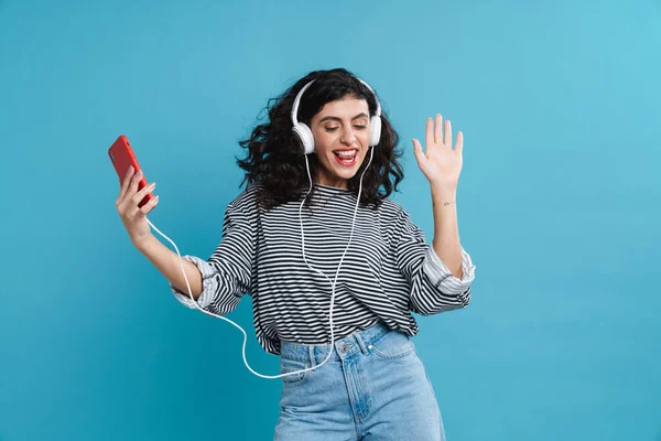 Retrato Una Mujer Feliz Escuchando Música Con Auriculares Aislados Sobre —  Fotos de Stock