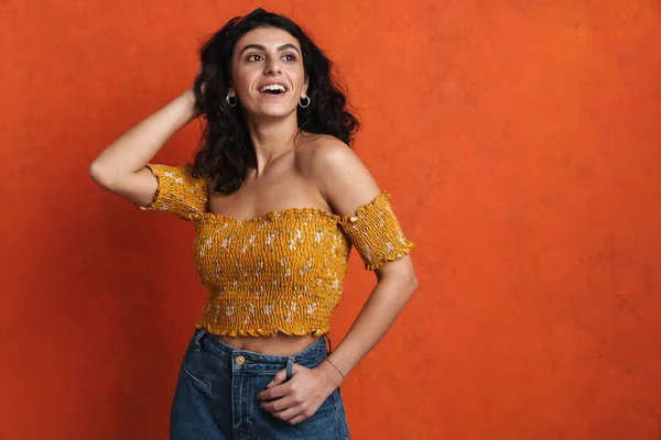 Atractiva Joven Sonriente Posando Aislada Sobre Fondo Naranja —  Fotos de Stock