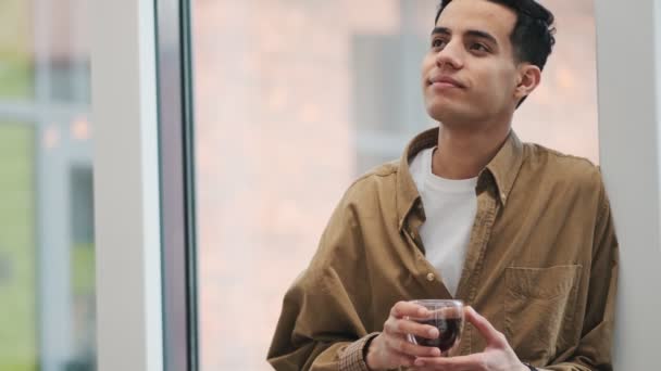 Glad Arabisk Man Dricker Kaffe När Han Står Caféet — Stockvideo