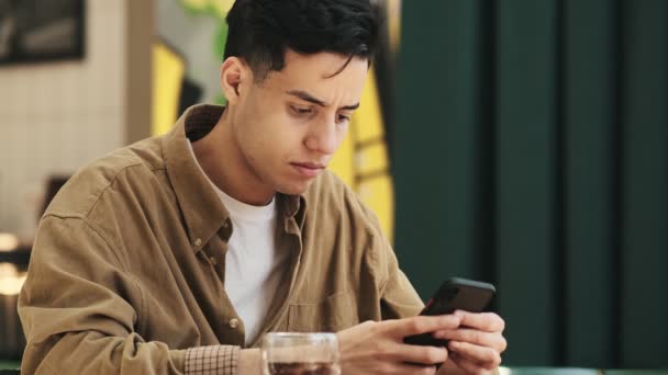 Homem Árabe Sério Está Usando Seu Smartphone Sentado Café Moderno — Vídeo de Stock