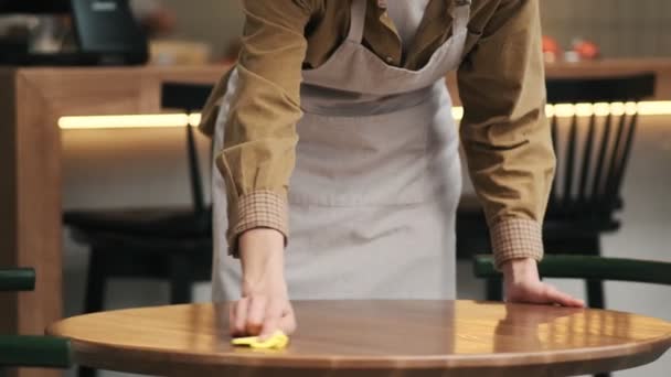 クリーンな男のクロップドビューは レストランでのラグでテーブルを拭くことです — ストック動画