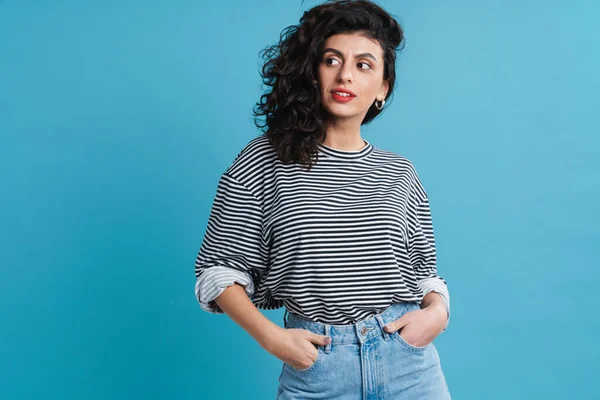 Attraktiv Lächelnde Junge Frau Posiert Isoliert Vor Blauem Hintergrund Und — Stockfoto