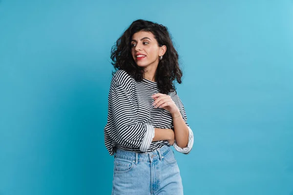 Atractiva Joven Sonriente Posando Aislada Sobre Fondo Azul — Foto de Stock