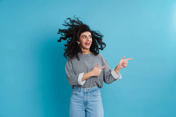 Aufgeregtes Schönes Mädchen Lächelt Und Zeigt Vereinzelt Mit Den Fingern — Stockfoto