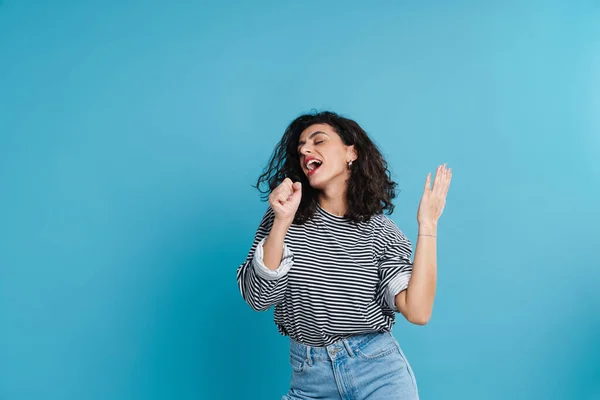 Menina Bonita Alegre Cantando Dançando Câmera Isolada Sobre Fundo Azul — Fotografia de Stock