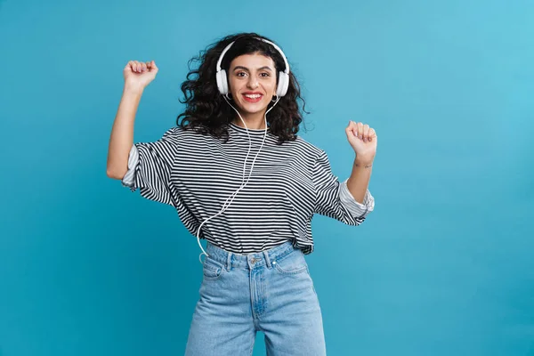 Retrato Una Mujer Feliz Escuchando Música Con Auriculares Aislados Sobre —  Fotos de Stock