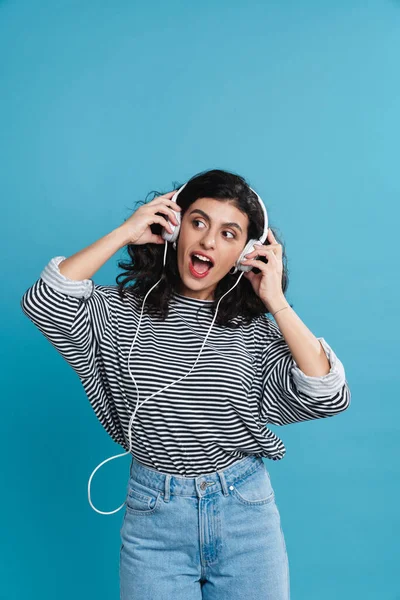 Retrato Una Mujer Feliz Escuchando Música Con Auriculares Aislados Sobre — Foto de Stock