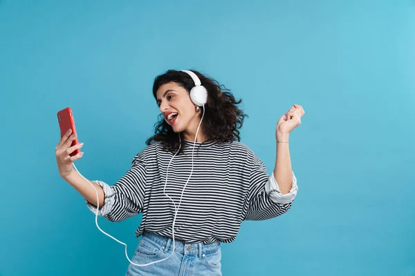 Retrato Una Mujer Feliz Escuchando Música Con Auriculares Aislados Sobre —  Fotos de Stock