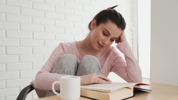 Una Chica Feliz Pijama Leyendo Libro Mientras Está Sentada Cocina — Vídeo de stock