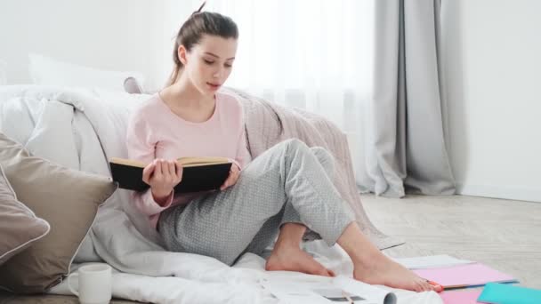 Una Chica Concentrada Mirando Las Revistas Continuando Leyendo Libro Sus — Vídeo de stock