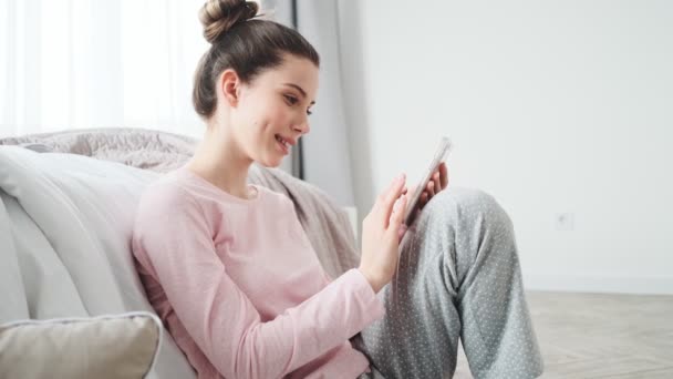 Una Vista Lateral Una Chica Feliz Mirando Teléfono Sosteniendo Una — Vídeos de Stock