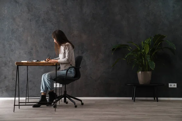Ernsthafte Schöne Kalligraphin Mädchen Schreibt Während Der Arbeit Tisch Drinnen — Stockfoto