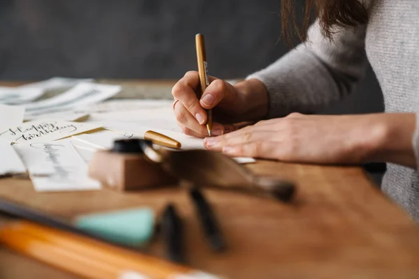 Calligraphe Fille Écriture Tout Travaillant Table Intérieur — Photo